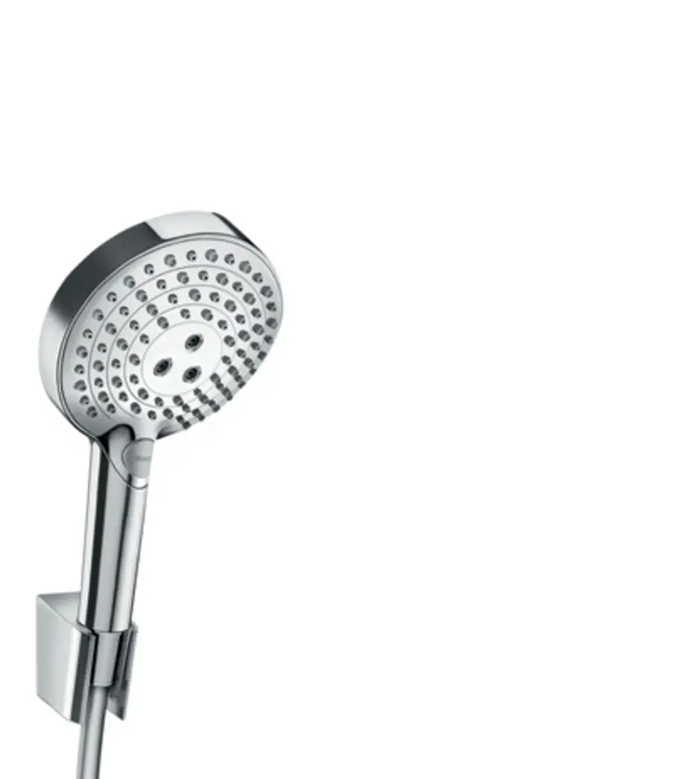 Hansgrohe Brausekopf mit runder Fläche und mehreren Wasserstrahloptionen, an einer Wandhalterung befestigt. Brauseschlauch sichtbar, in Chrom-Optik.